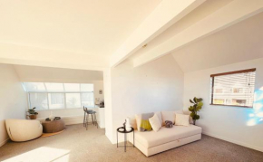 Spacious Mission Bay Villa 100m to the beach, seaview, private garden, Netflix